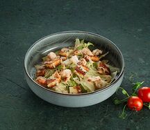 Салат с креветками и сыром халлуми