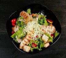 Салат Цезарь с курицей