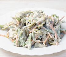 Куриное филе с корнишонами и овощами под майонезом
