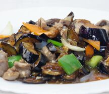 Баклажаны со свининой, овощами и грибами в соусе