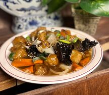 Минтай в ароматном чесночном соусе с овощами, грибами и бамбуком
