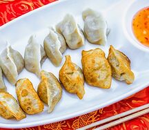 Китайские традиционные пельмени с уткой, курицей и зеленью