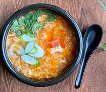 Томатный суп с говядиной и овощами