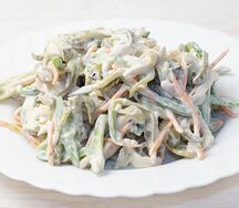 Куриное филе с корнишонами и овощами под майонезом