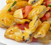 Салат с теплым и хрустящим баклажаном