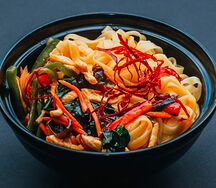 Яичная лапша с курицей, овощами и грибами