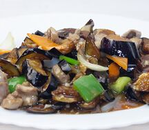 Баклажаны со свининой, овощами и грибами в соусе