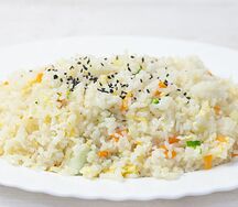 Жареный рис с овощами и яйцом