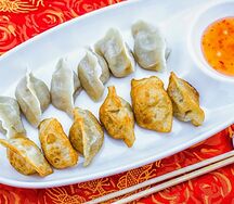 Китайские традиционные пельмени с уткой, курицей и зеленью