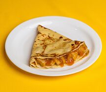 Блин с яблоком и джемом