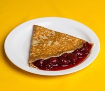 Блин с клубникой