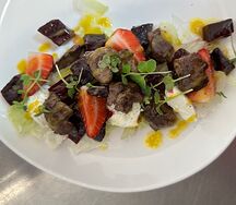 Салат с печенью цыплёнка и печёной свеклой
