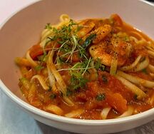 Паста с овощами и креветками