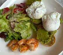 Завтрак с гуакамоле, яйцами пашот и креветками