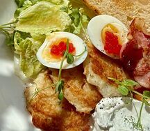 Драники с яйцом, беконом и красной икрой