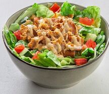 Теплый салат с куриными стрипсами