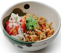 Плов с курицей и салатом из помидоров