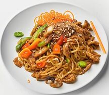 Wok Удон с цыплёнком и луковые кольца
