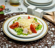 Салат Цезарь с курицей