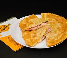 Чебупицца с сыром моцареллой и ветчиной
