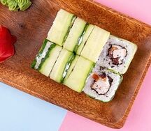 Зеленый ролл с курицей