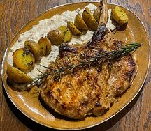 Стейк из свинины с картофельными дольками