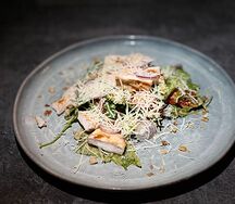 Салат с куриной грудкой, вялеными томатами и орехами кешью
