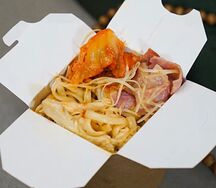 Вок с кимчи, курицей и беконом