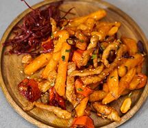 Сычуаньский картофель с арахисом и мясом
