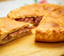 Пирог с моцареллой и ветчиной
