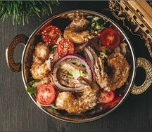 Салат с креветками в сухарях и ореховым соусом