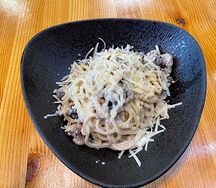 Паста с куриным филе и грибами