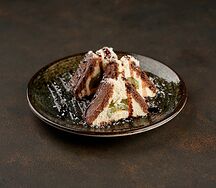 Десерт из творожного сыра, киви и кокосовой стружки