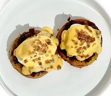 Хашбрауны с беконом, яйцами пашот и луком конфи