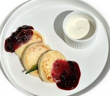 Сырники со смородиновым конфи и сметаной