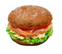 Сэндвич с яичной пастой и копчёным лососем