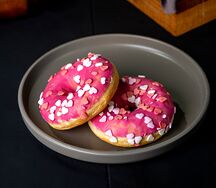 Пончик с клубничной начинкой