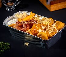 Фри с наггетсами и сырным соусом