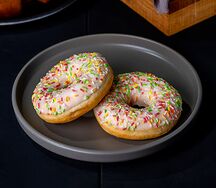 Пончик с начинкой малина и черная смородина