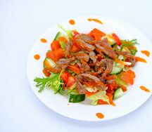 Теплый салат с говядиной