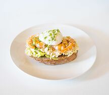 Брускетта с креветкой и копченым сыром