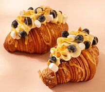 Круассан с голубикой