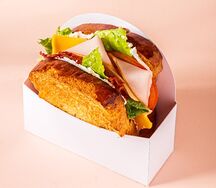 Бриошь с копченой индейкой, тильзитером и вялеными томатами