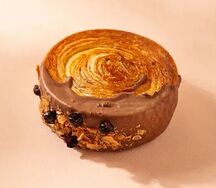 Круассан сюпрем смородина-карамель