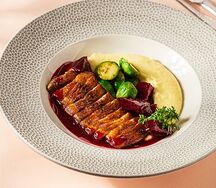 Филе утки с картофельным пюре и вишневой свеклой