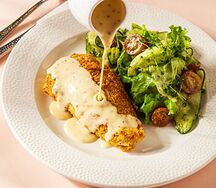 Кордон блю из курицы с овощным салатом