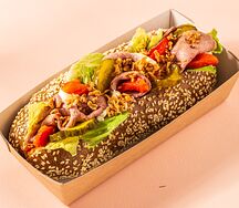 Баварский багет с ростбифом, огурцами пикули и печеным перцем