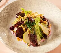 Теплый салат с куриной печенью и грушей 