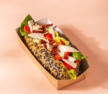 Багет с куриной грудкой, печеным перцем и базиликовым майо