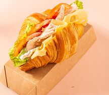 Круассан с куриной грудкой, соусом цезарь и сыром маасдам